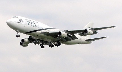 Pakistan International Airlines Boeing 747 on approach with landing gear down