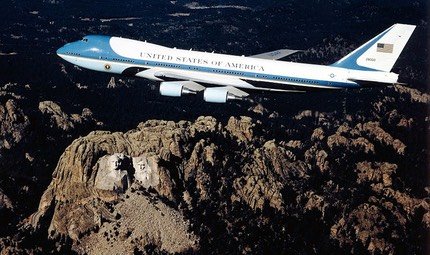 Boeing VC-25A 82-8000 in the blue and white presidential livery